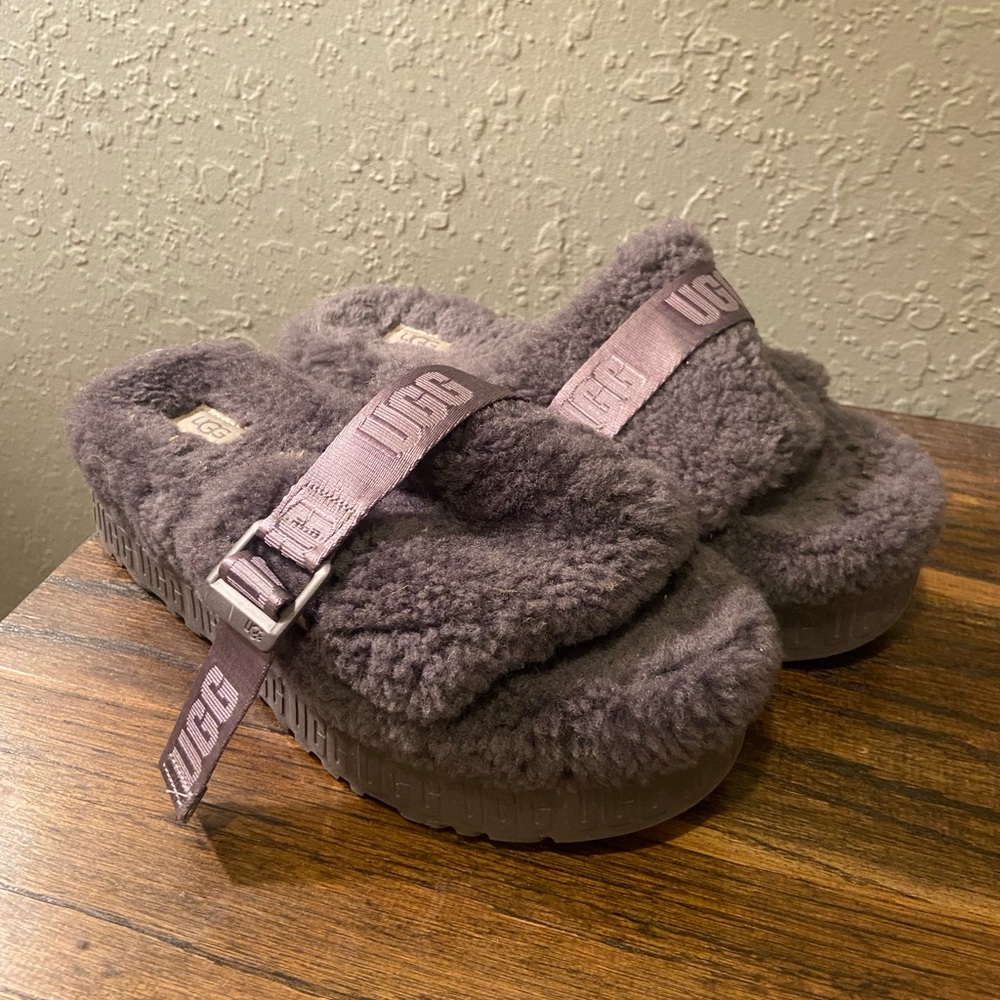 UGG SLIPPERS